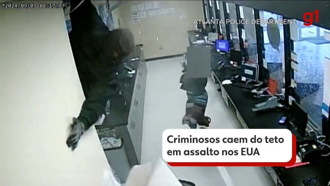 Câmera de segurança flagra momento em que criminosos 'caem' do teto para assaltar loja nos EUA